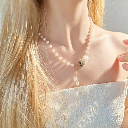🌸 Elegante Perlen-Kamelienkette mit romantischem Blumendesign