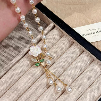 🌸 Elegante Perlen-Kamelienkette mit romantischem Blumendesign