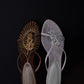 Luxuriöse, bestickte Sandalen im britischen königlichen Stil