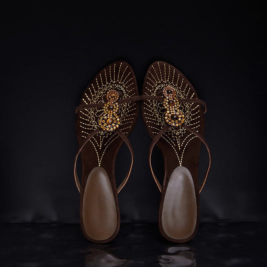 Luxuriöse, bestickte Sandalen im britischen königlichen Stil
