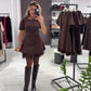 Ein stilvolles Kleid mit einem glitzernden Mesh-Patchwork-Muster.