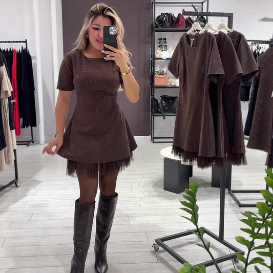 Ein stilvolles Kleid mit einem glitzernden Mesh-Patchwork-Muster.