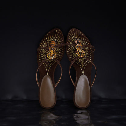 Luxuriöse, bestickte Sandalen im britischen königlichen Stil